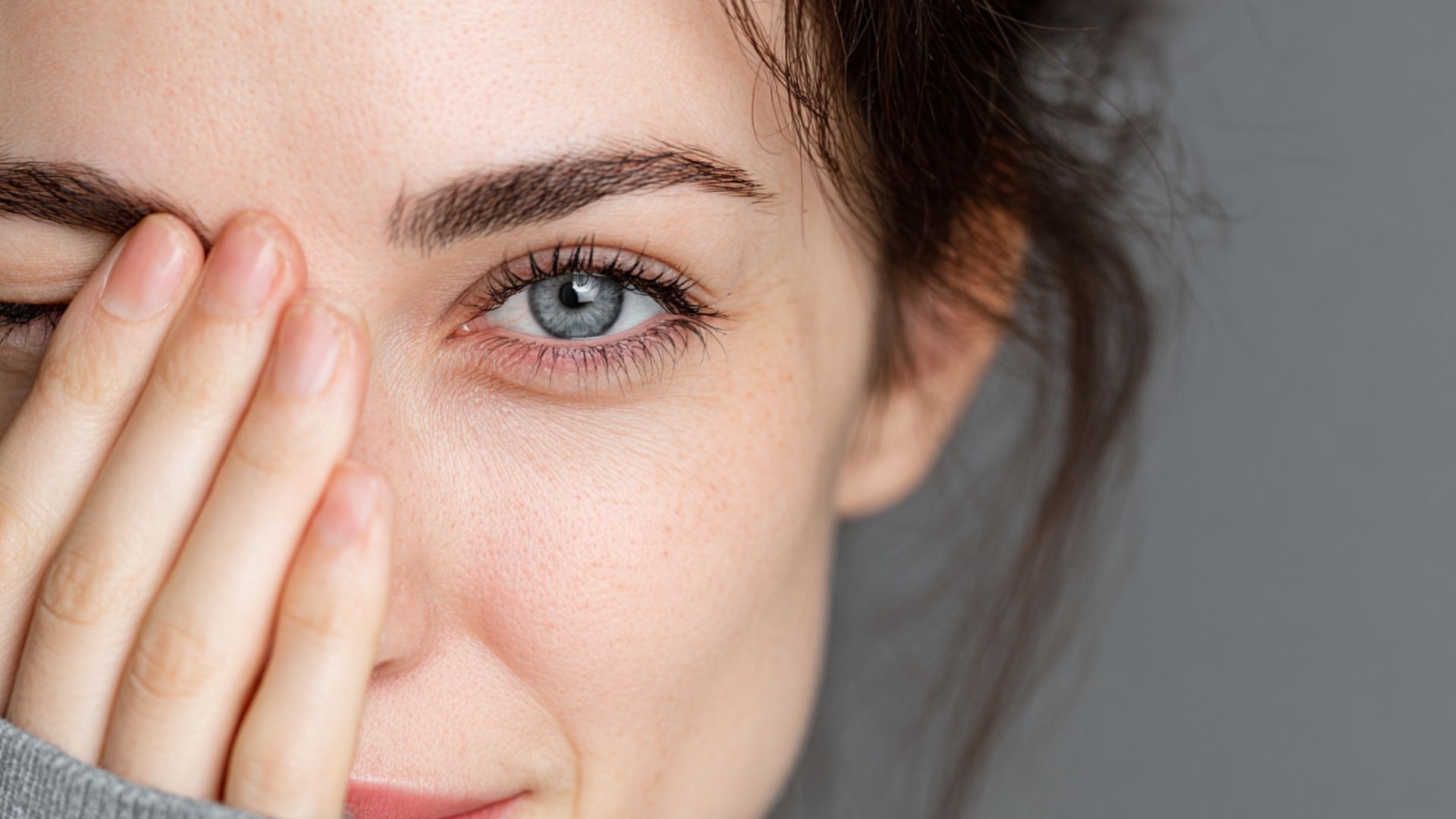 Chronic dry eyes symptoms vs normal eye moisture